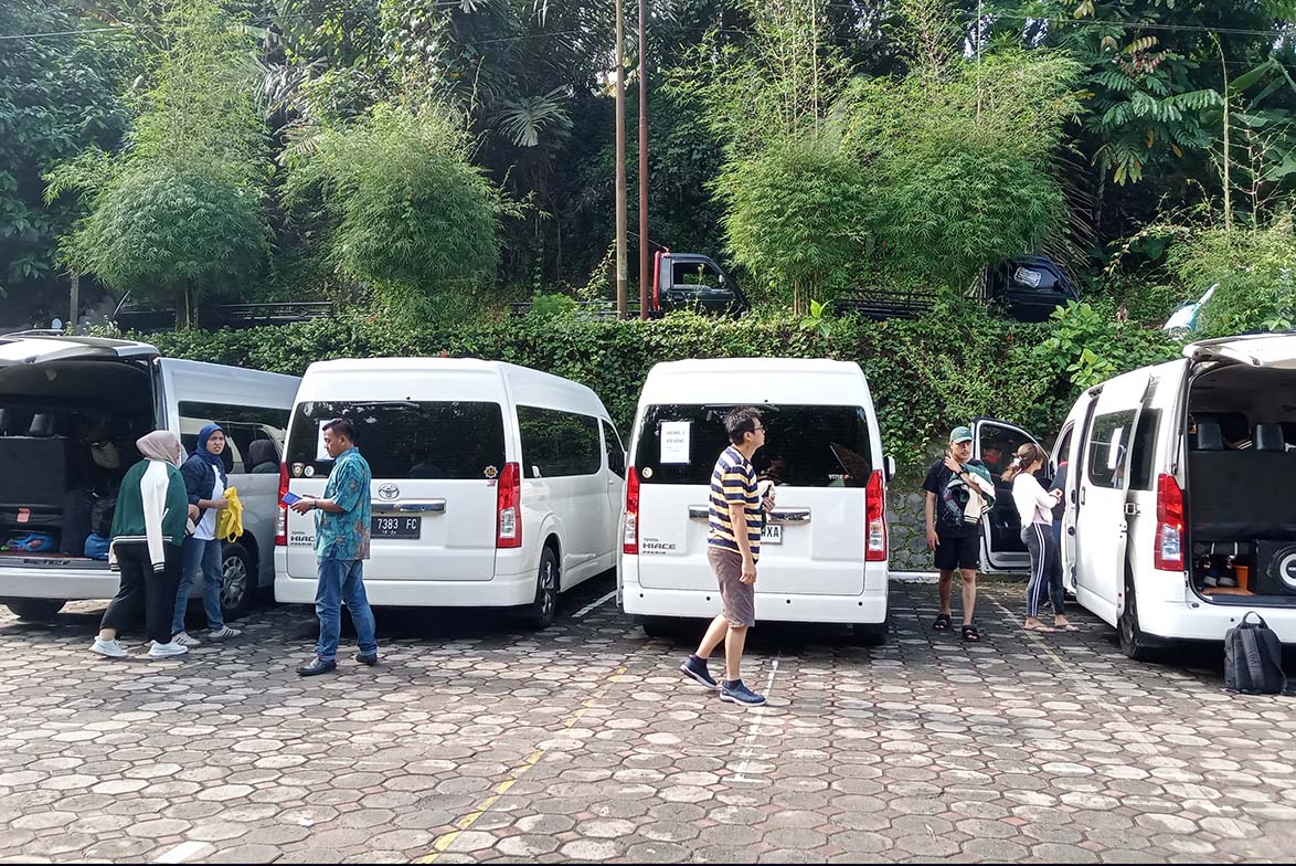 sewa toyota hiace cigombong